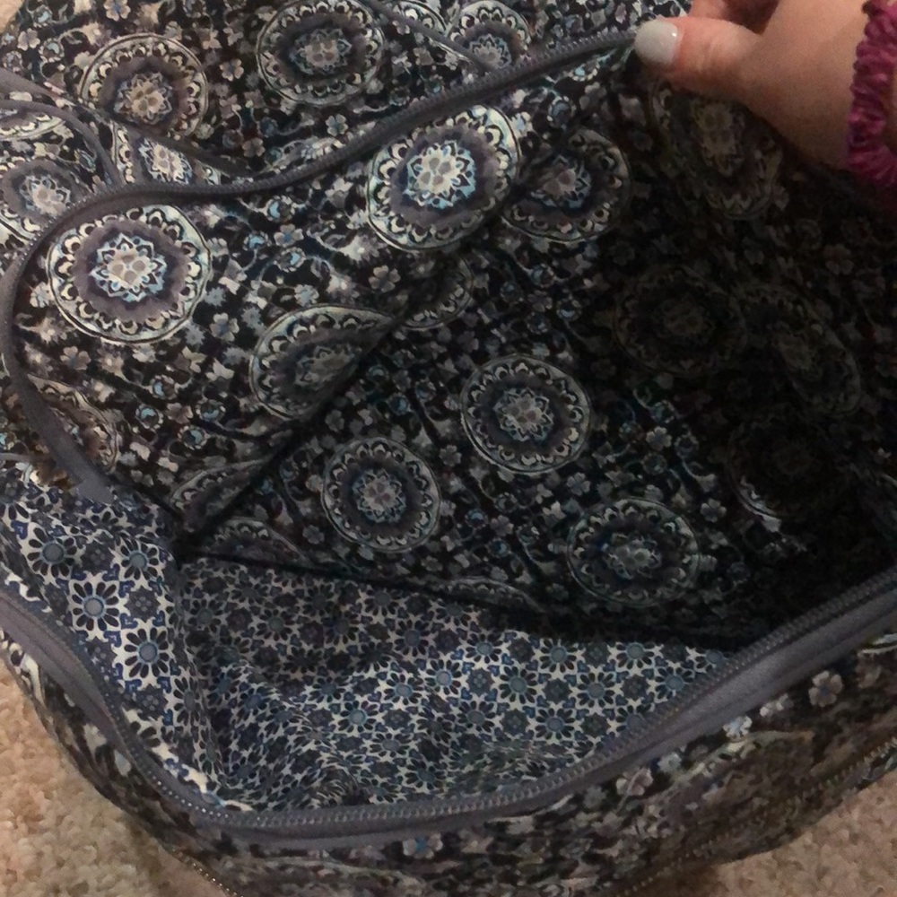 EUC Vera Bradley Charcoal Medallion medium duffel bag - Picture 5 of 7